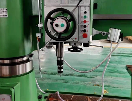 Máquina de perforación radial